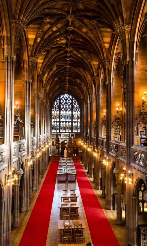 Biblioteca universitaria John Rylands, de hechura gótica, que más parece una catedral por su monumentalidad.