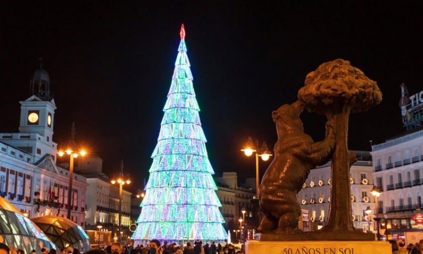 Árbol de Navidad luminoso en la madrileña Puerta del Sol
