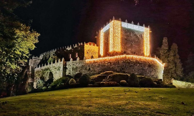Luces navideñas en el castillo de Soutomaior en las Rías Baixas