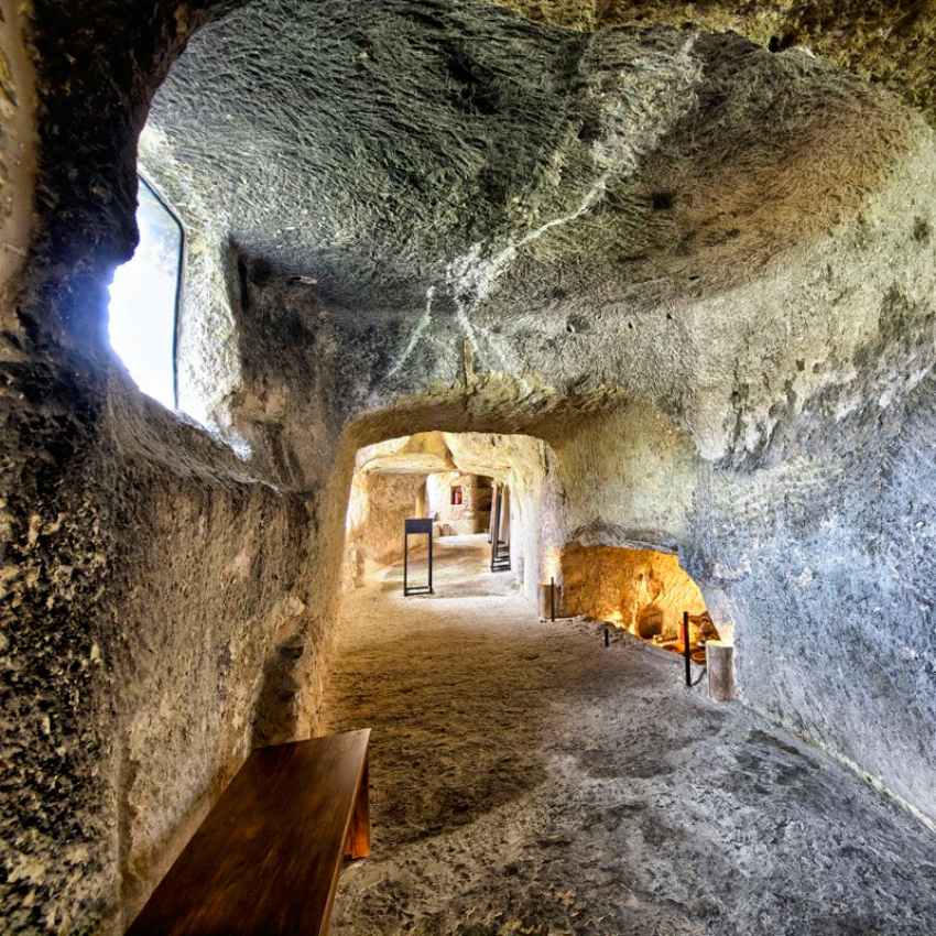 En las cuevas de Colomer se ha instalado el Centro de Interpretación de estas cuevas-ventana.