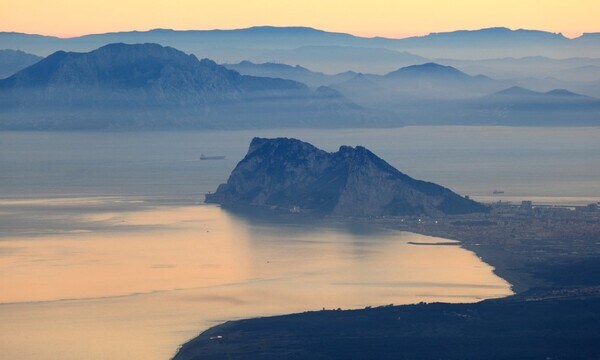 El Peñón de Gibraltar y la costa africana al atardecer