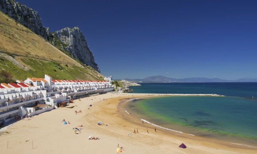 Sandy bay, una de las calas más conocidas de Gibraltar.