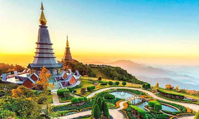 Pagodas en la montaña Inthanon al atardecer, Chiang Mai, Tailandia