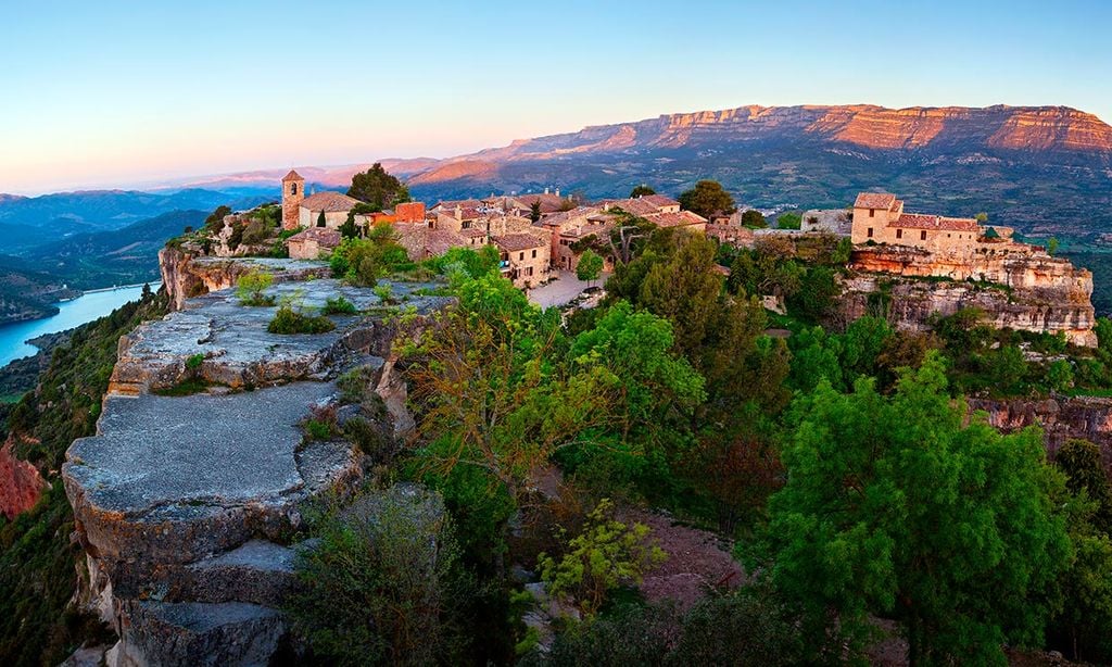 Pueblos medievales de Cataluña que parecen decorados de otra época