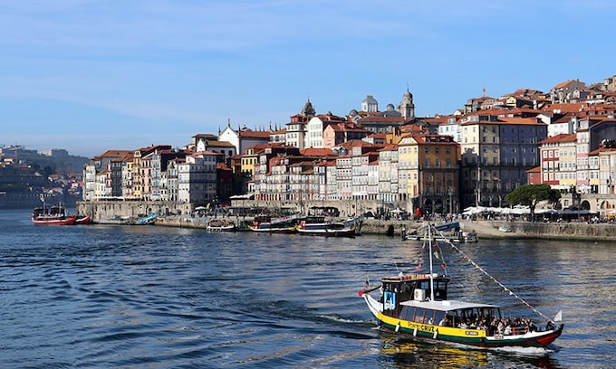 Fachada marítima de Oporto con sus casas frente al Duero