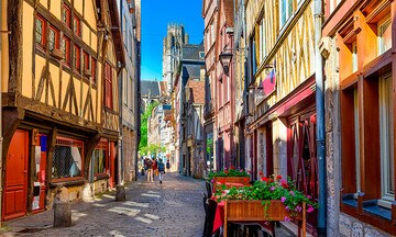 Calles de la bonita localidad de Rouen, Normandía, Francia