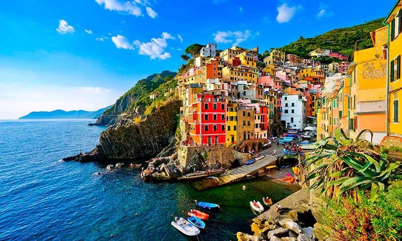 Vista de las coloridas casas a lo largo de la costa de la zona de Cinque Terre en Riomaggiore, Italia.