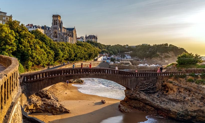 Vista panorámica del famoso puente de piedra al Peñasco del Basta, Biarritz