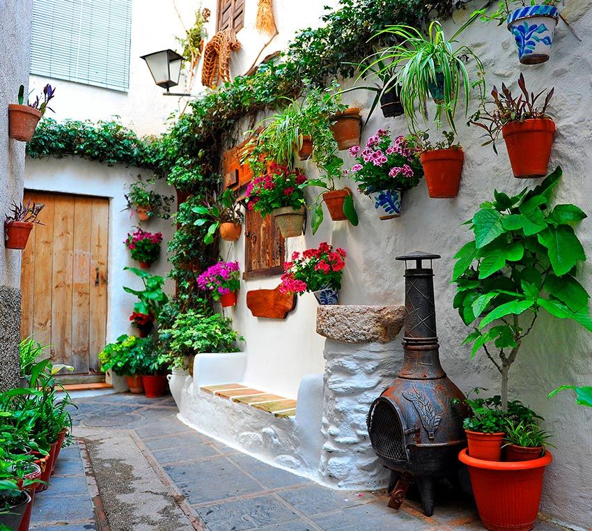 Calles floridas de Lanjarón, un pueblo de la Alpujarra granadina