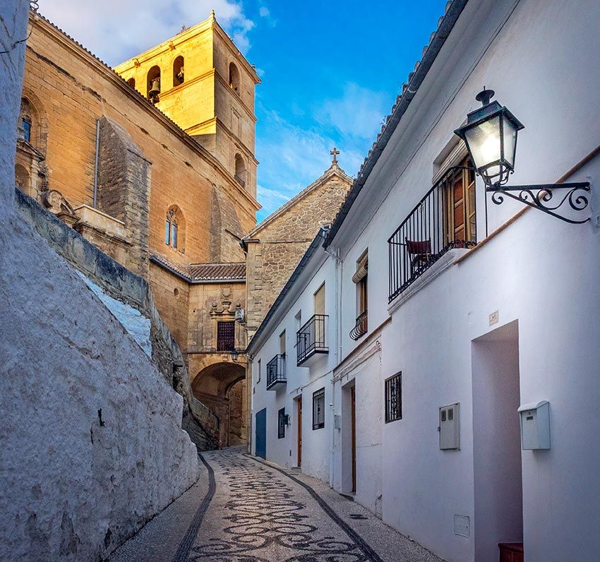 Hermosas calles empedradas del pueblo de Alhama de Granada