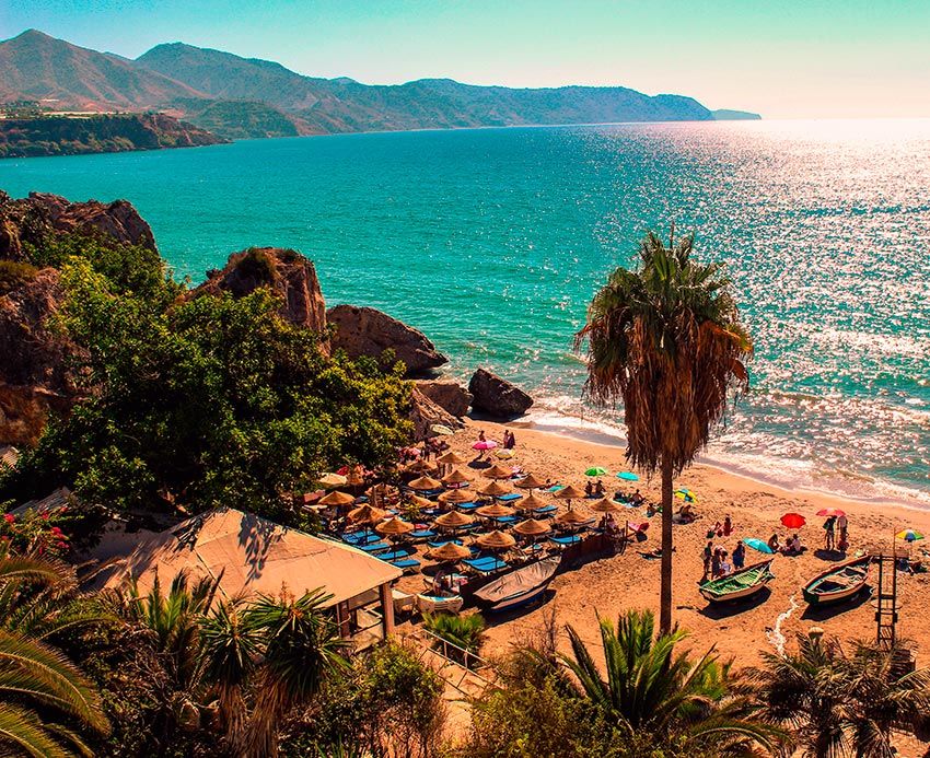 Vistas de la playa desde el Balcón de Nerja en Málaga