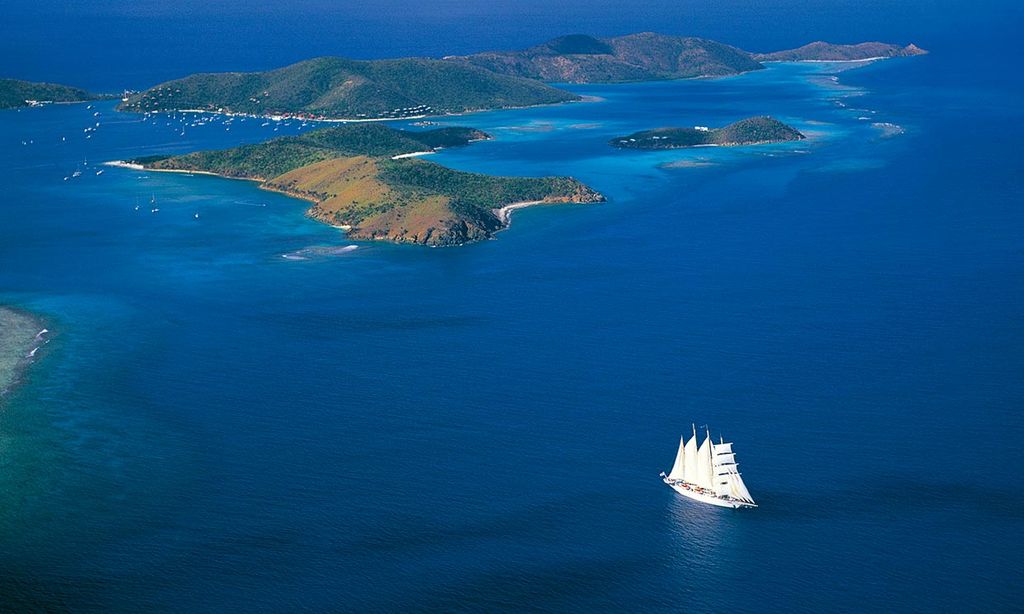 Velero navegando por el mar Egeo, Grecia