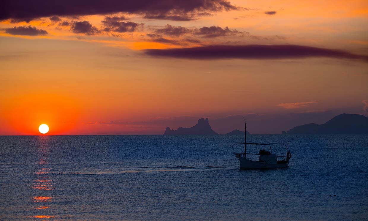 Tras la puesta de sol en Formentera con la isla de Ibiza al fondo