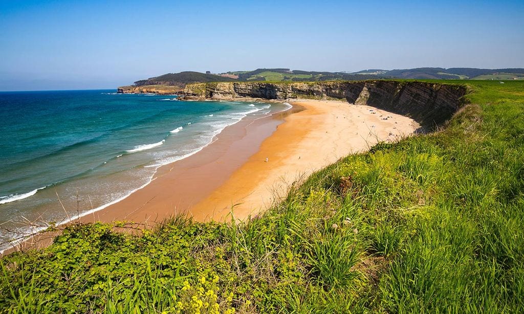 Playa de Langre, cuando los prados verdes se asoman al mar