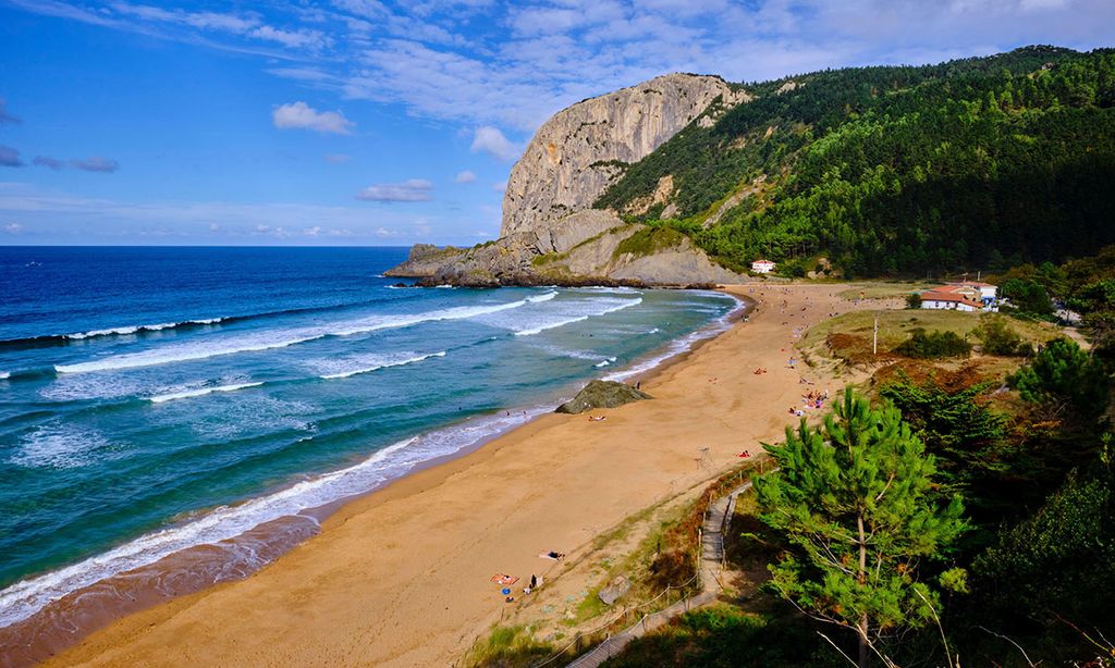 Laga, la playa salvaje que vuelve locos a los surfistas