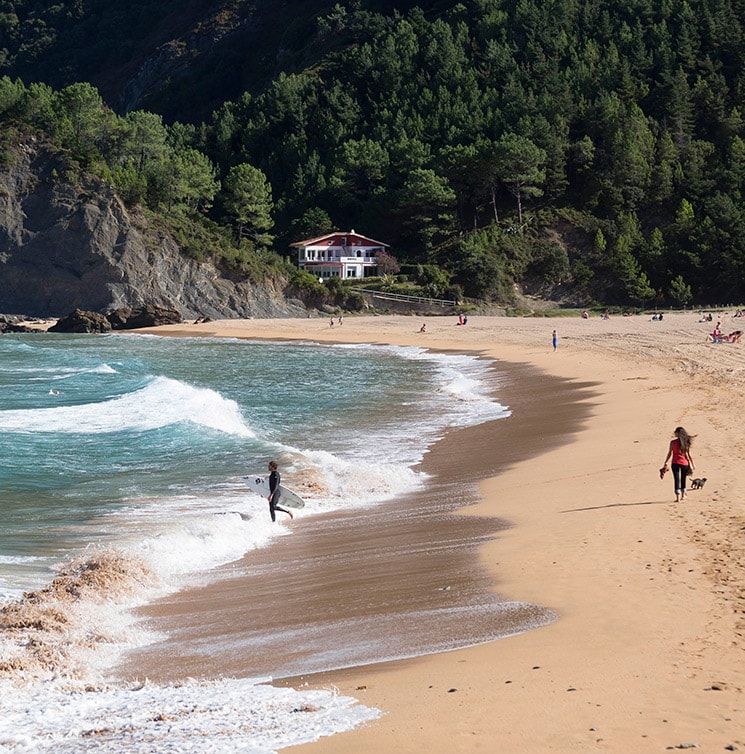 Laga, la playa salvaje que vuelve locos a los surfistas