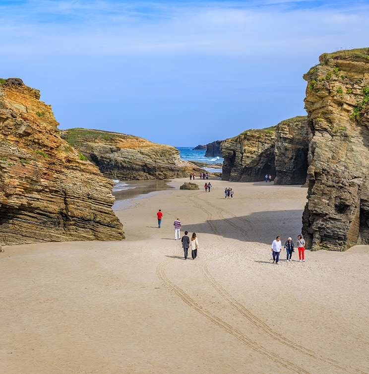 Las Catedrales, la playa que aparece y desaparece al ritmo de las mareas