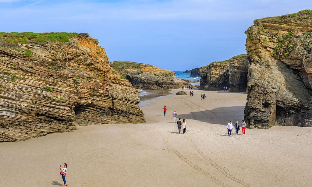 Las Catedrales, la playa que aparece y desaparece al ritmo de las mareas