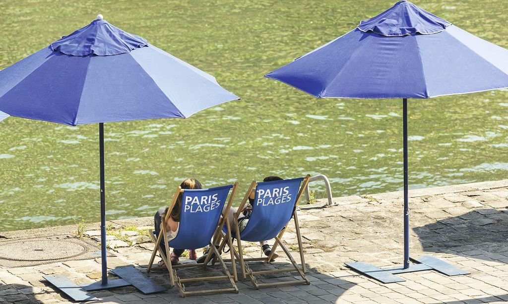 Tomando el sol junto a las playas del Sena en París