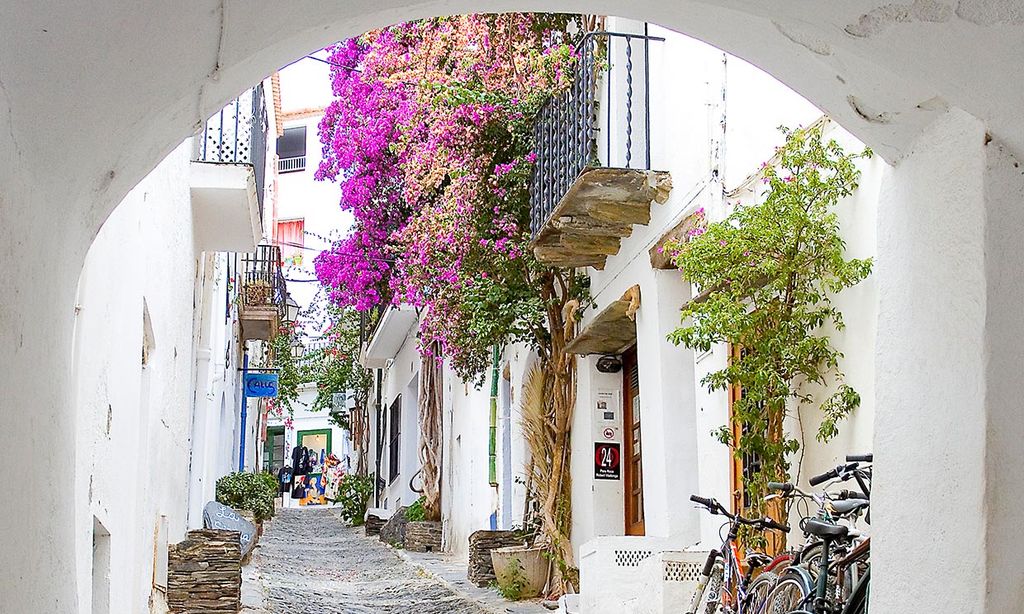 Cadaqués, un blanquísimo caserío en la Costa Brava