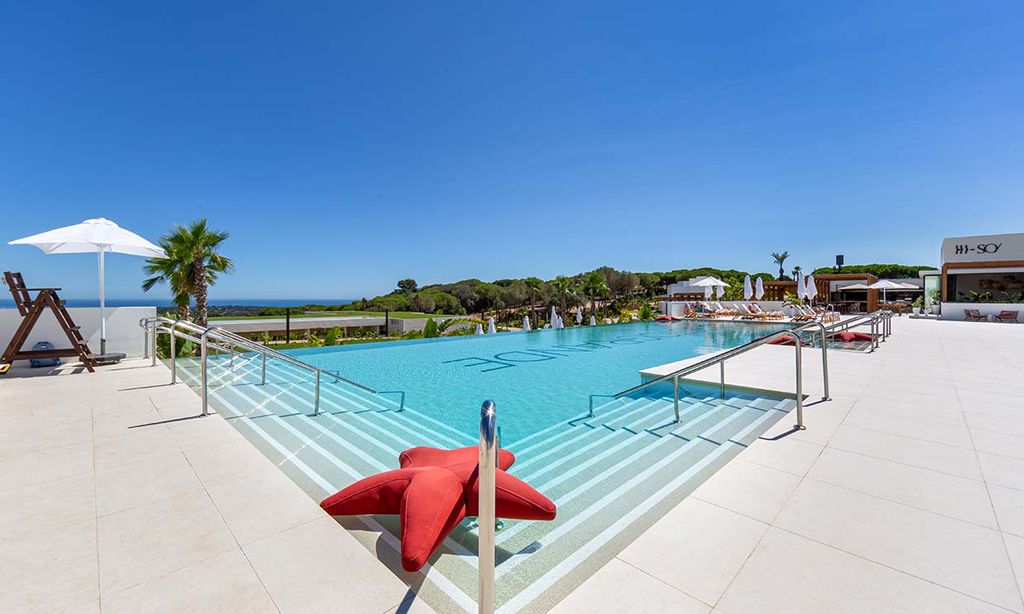 Piscina del hotel SO Sotogrande en Cádiz