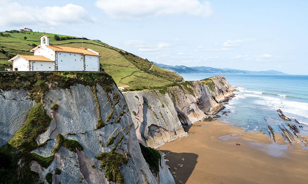 Itzurun, la playa de hojaldre de Zumaia