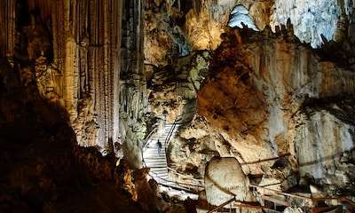 Exploramos la cueva de Nerja, una de las más sorprendentes de España