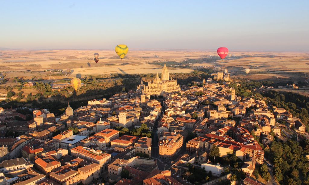 Segovia desde un globo y otros planes diferentes en la ciudad