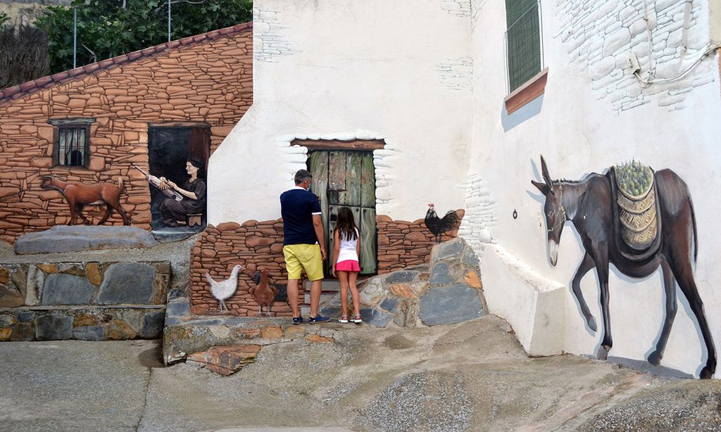 Romangordo, el pueblo de Cáceres con las pinturas más alucinantes