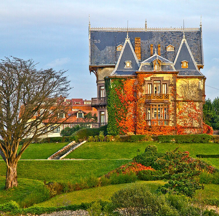 Comillas en plan familiar: un pueblo de capricho para soñar frente al mar