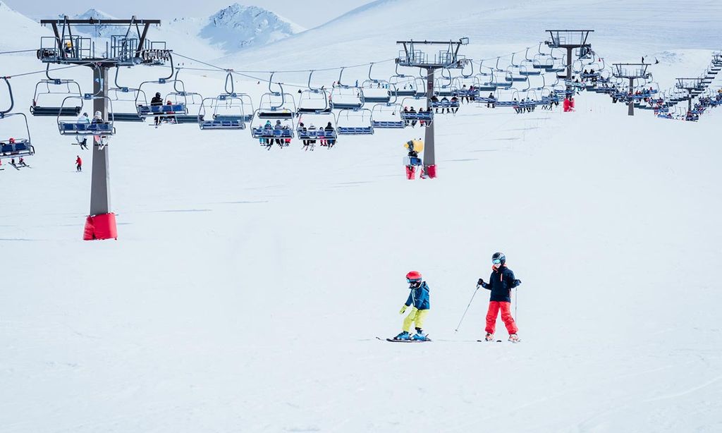 Estaciones de esquí a las que puedes llegar en tren (y evitar los problemas de las carreteras)