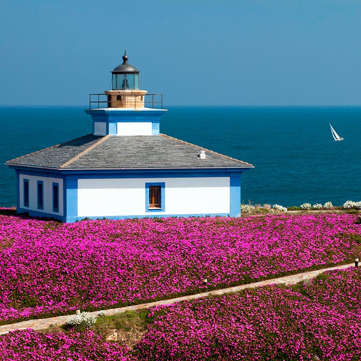 Planes alrededor de los faros más bonitos de España