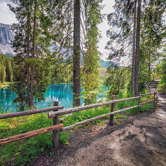 El lago arcoíris de los Dolomitas y otros lugares insólitos de colorines