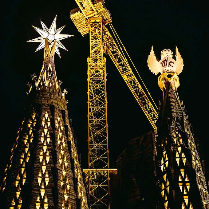 Culminadas las torres de los cuatro Evangelistas, la Sagrada Familia se ilumina por Navidad