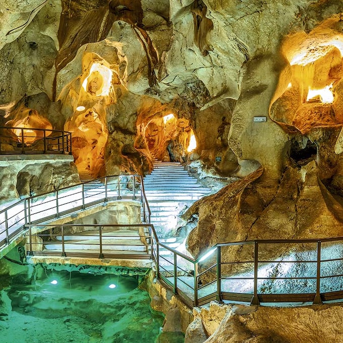 La única cueva submarina de Europa y el pueblo más bonito de Andalucía están en Málaga