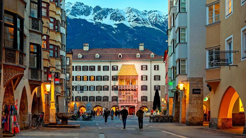 Qué hacer en Innsbruck en febrero: visitar el casco antiguo con las montañas nevadas de fondo