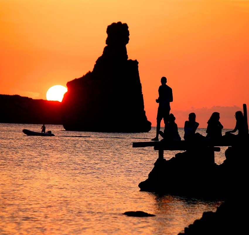 Playa de Benirrás en Ibiza: Las 15 rutas por la España rural más desconocida de "Paisajes Sonoros"