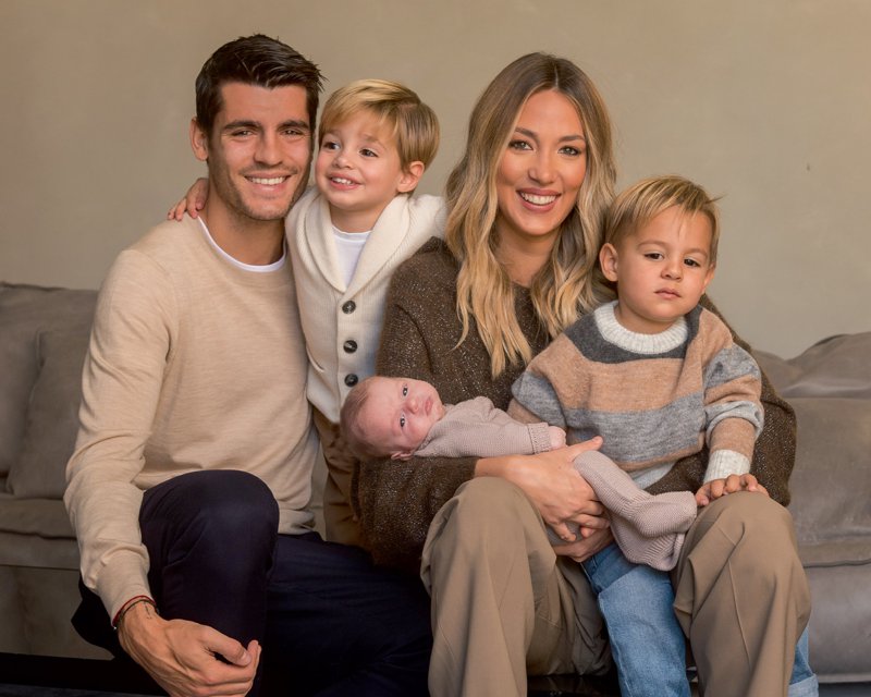 Alice Campello y Álvaro Morata con sus tres hijos