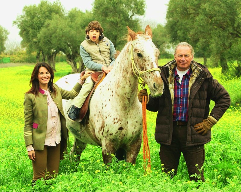 Bertín Osborne y Fabiola Martínez, junto a su hijo Kike, en su finca de Sevilla