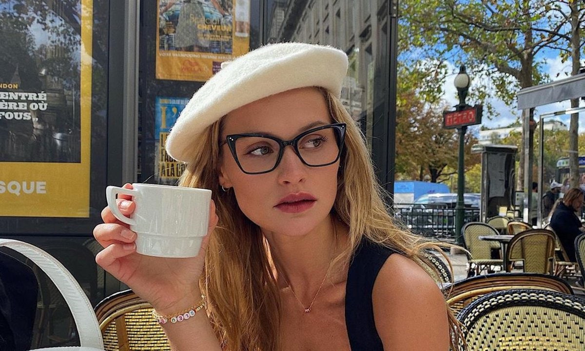 La influencer Chloe Lecareux posa en su Instagram con un 'look' parisino