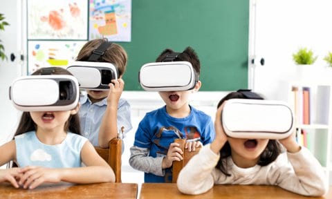 Niños en el colegio con gafas de realidad virtual.