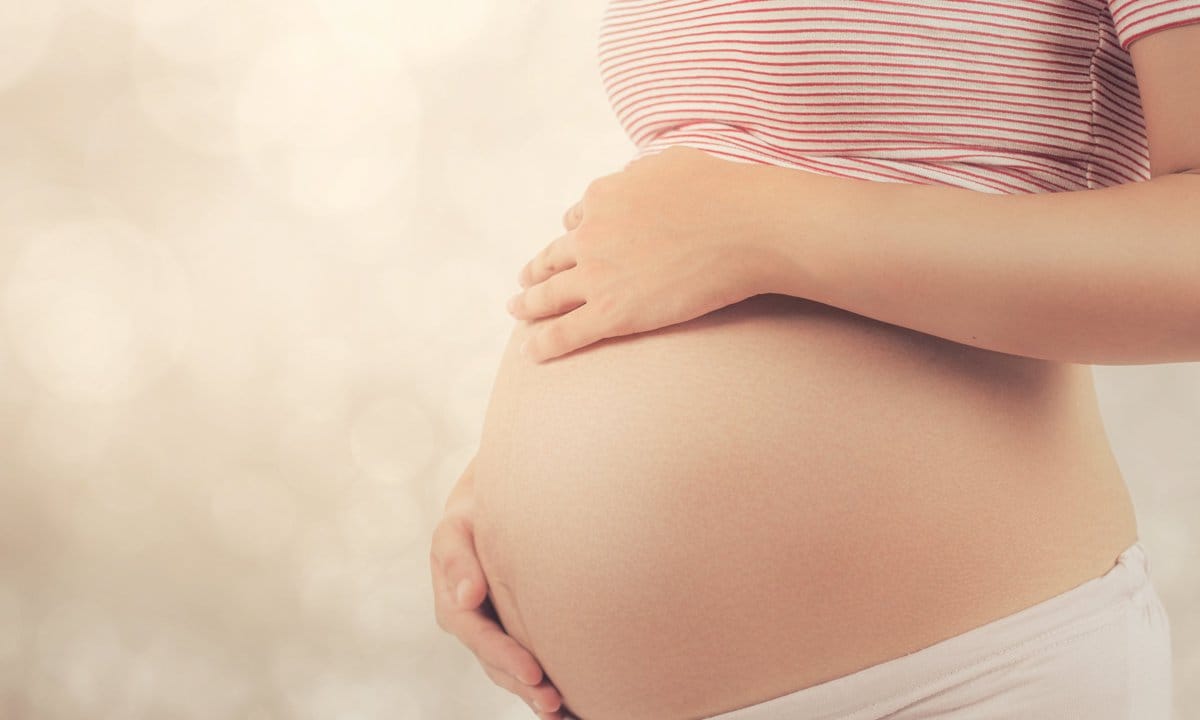 Mujer embarazada en el segundo trimestre