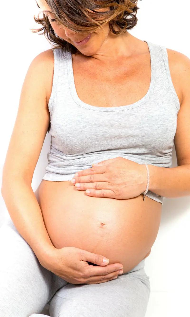 Mujer embarazada tocándose la tripa