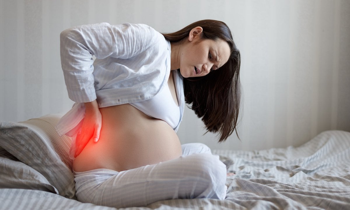 Mujer embarazada con dolor lumbar