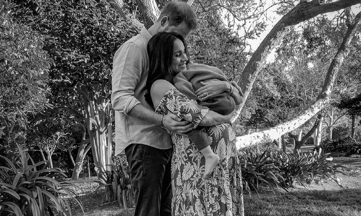 Príncipe Harry y Meghan Markle anunciando su segundo embarazo con Archie en brazos. Foto en blanco y negro.