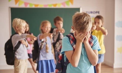 Niños en el colegio siendo víctima de abuso o acoso escolar.