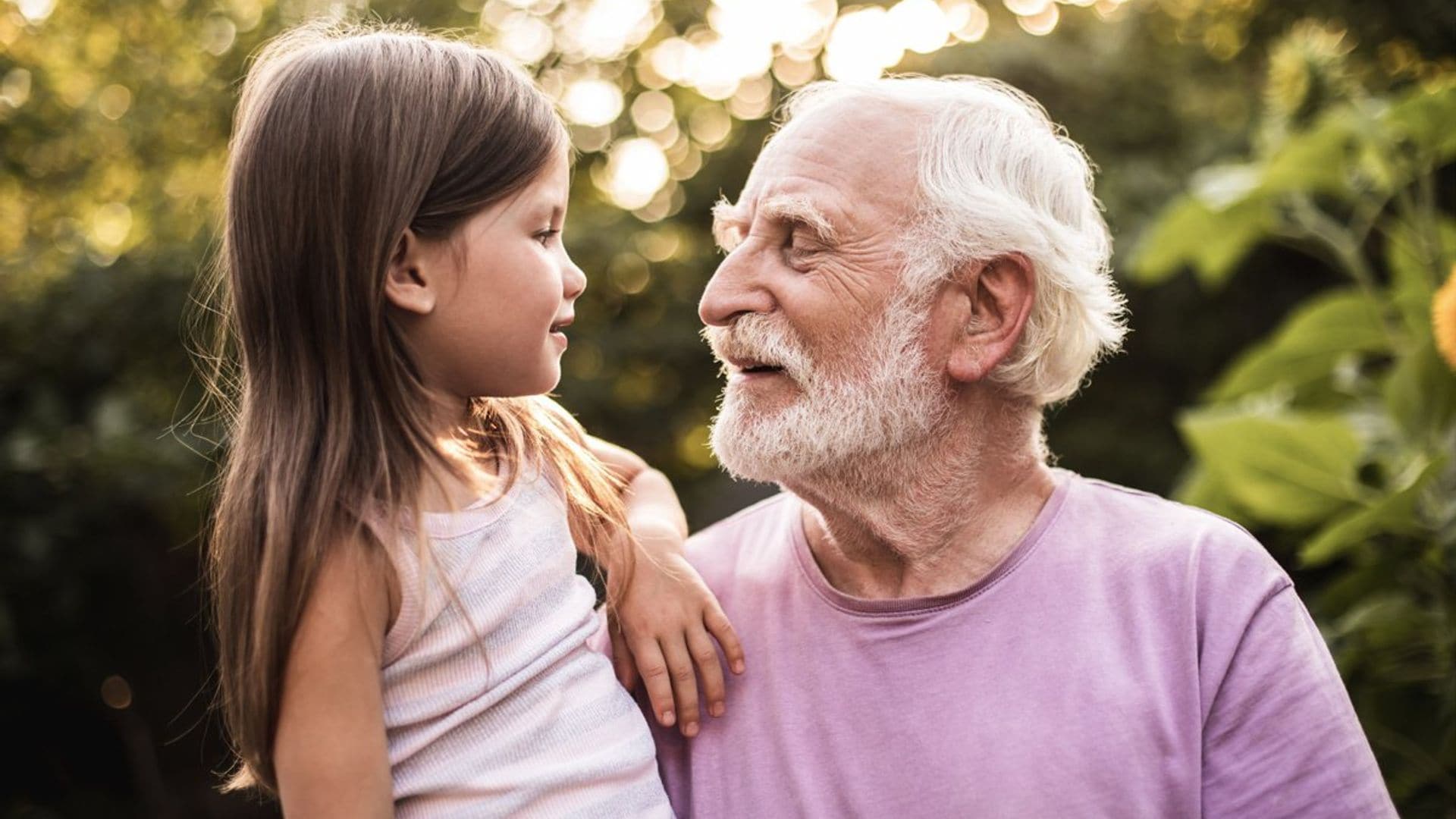 Abuelo con su nieta. Fundamental en la educación de los niños.