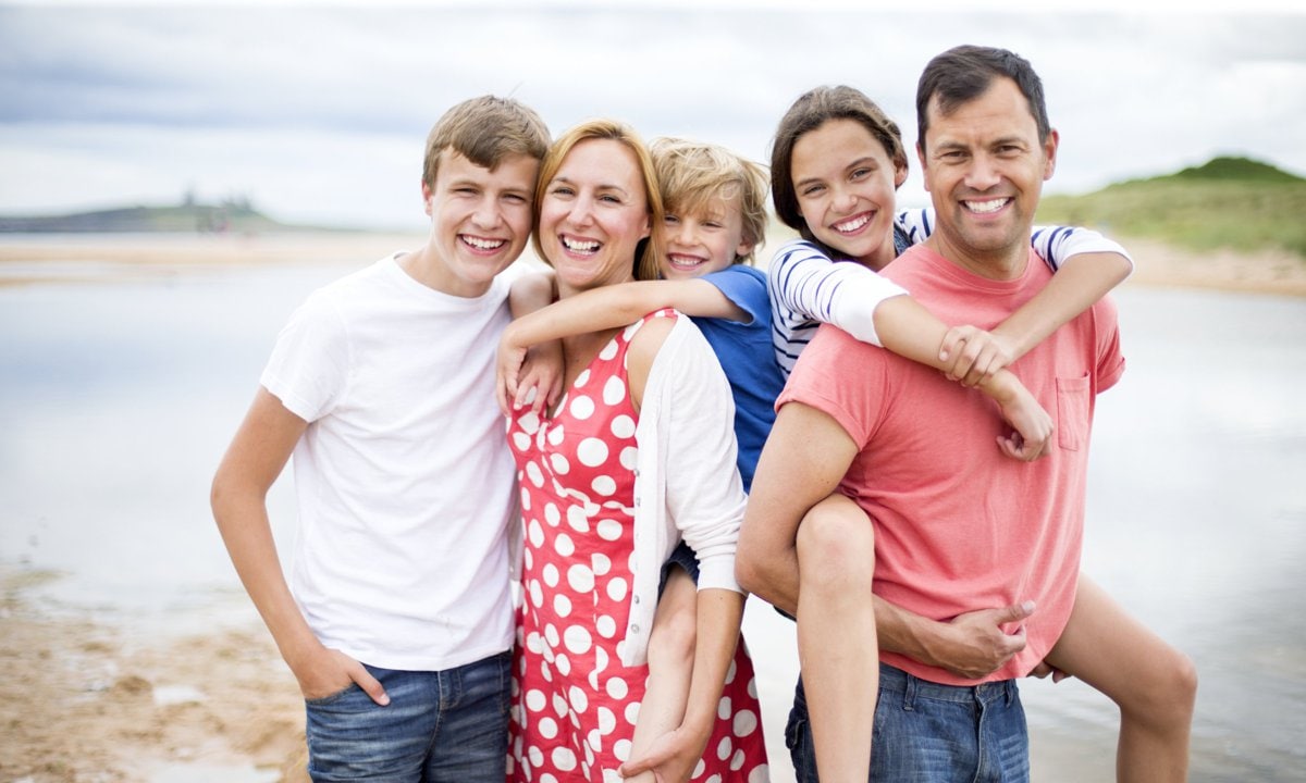 Familia con hijos adolescentes de vacaciones