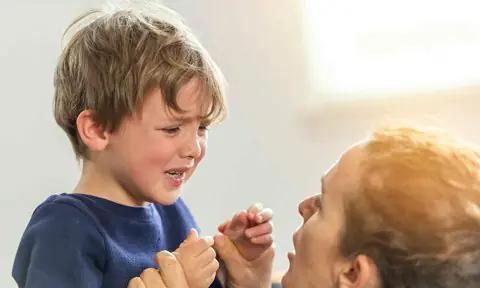 Niño llorando de dolor