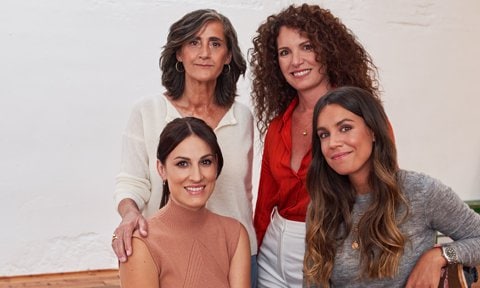 Ana Casasnovas, Sandra Moreno, Adriana Fuentes y Marta García usan Double Serum Ojos, de Clarins